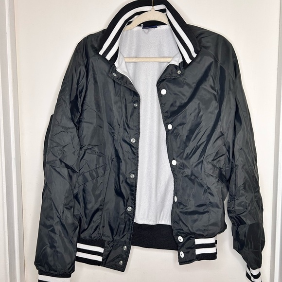 Vintage Hilton Made In USA Bomber Jacket Black Nylon Snap Front L 80s 90s 🇺🇸 - Picture 2 of 6